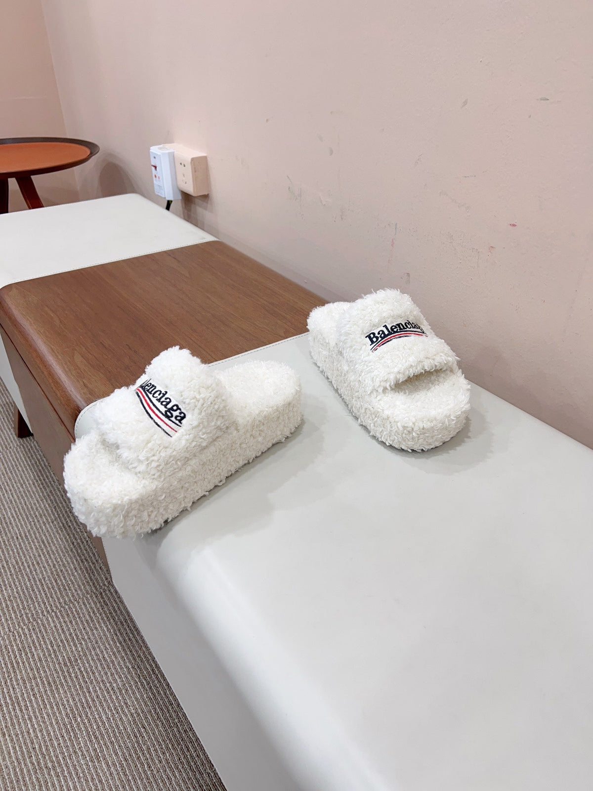 THICK-SOLED SLIPPERS IN WHITE WOOL
